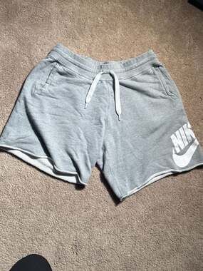 Nike Men's Sportswear Club Alumni French Terry Shorts Grey White